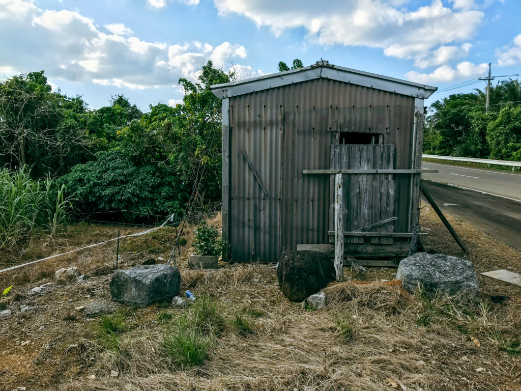 野底マーペー近道登山口の目印の小屋