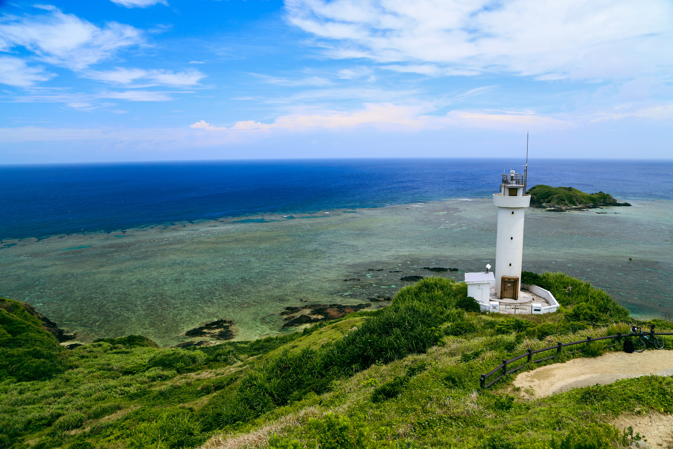 平久保埼灯台と石垣の海