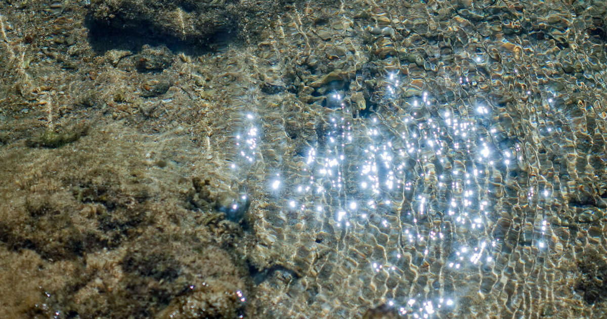水面に揺れる太陽の光