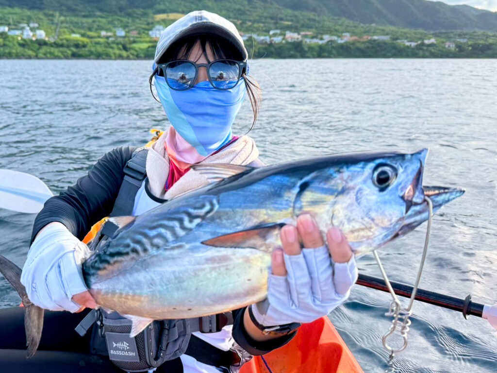 釣ったカツオとすーさん