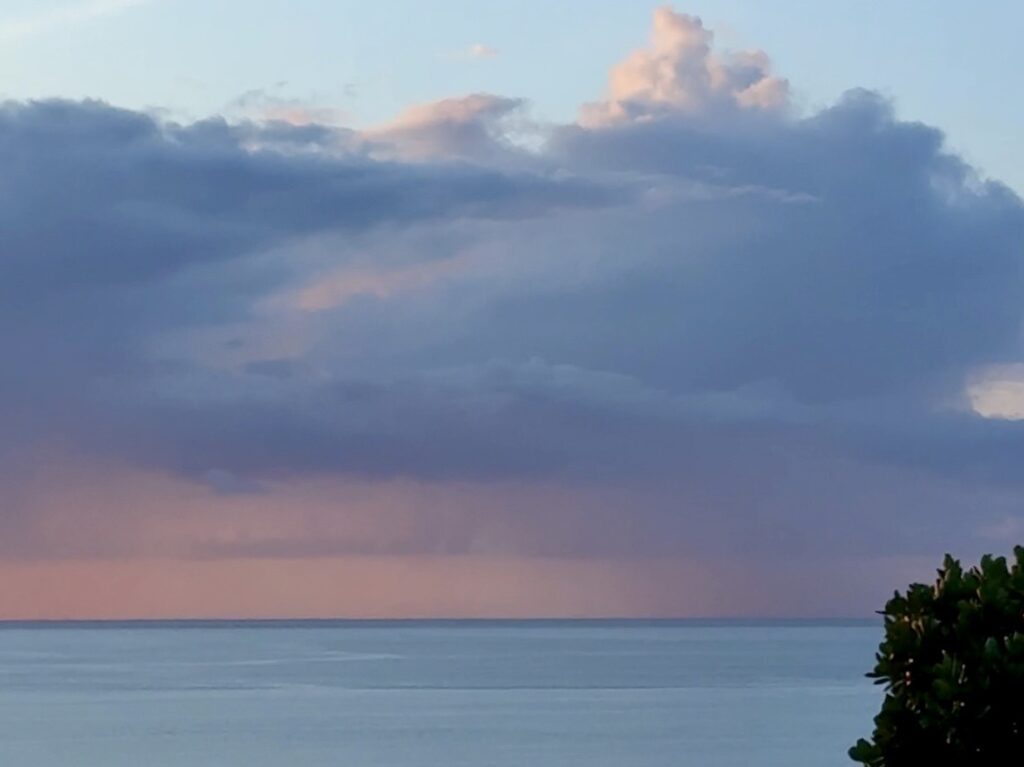 石垣島北部の海にかかる雨のカーテン(雨柱)