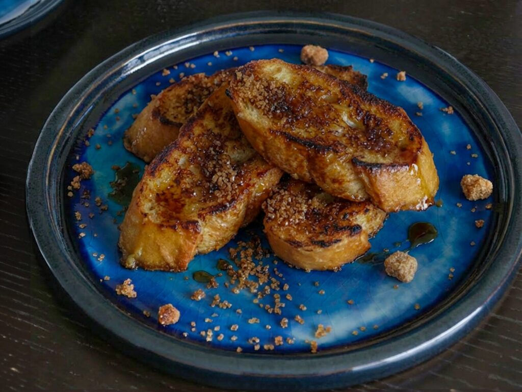 石垣焼のうつわに盛られた黒糖フレンチトースト