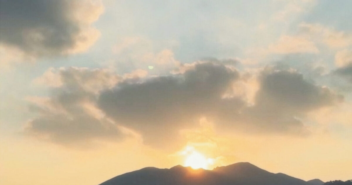 於茂登山から登る朝日