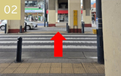 正面奥の駅前横断歩道を直進してください(渡ります)。