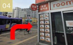 前方右手にある不動産屋角を右折してください(踏切と橋を渡ります)。