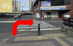 橋を渡ってローソンスリーエフ前を右折してください。
