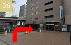 30m先、右手の橋を渡り返すとホテル正面入口でございます。